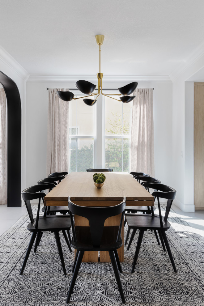 Esempio di una piccola sala da pranzo contemporanea con pareti bianche, pavimento in gres porcellanato, pavimento grigio e carta da parati