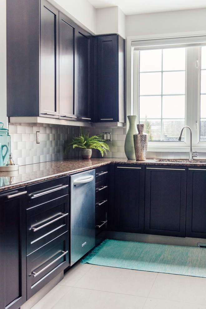 Transitional home design photo in Toronto