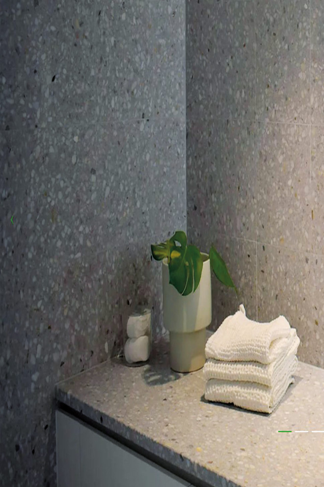 Inspiration pour une grande salle de bain principale minimaliste avec des portes de placard grises, une baignoire d'angle, une douche d'angle, un carrelage gris, du carrelage en marbre, un mur gris, un sol en marbre, un lavabo posé, un plan de toilette en terrazzo, un sol gris, une cabine de douche à porte battante, un plan de toilette gris, meuble simple vasque et meuble-lavabo encastré.