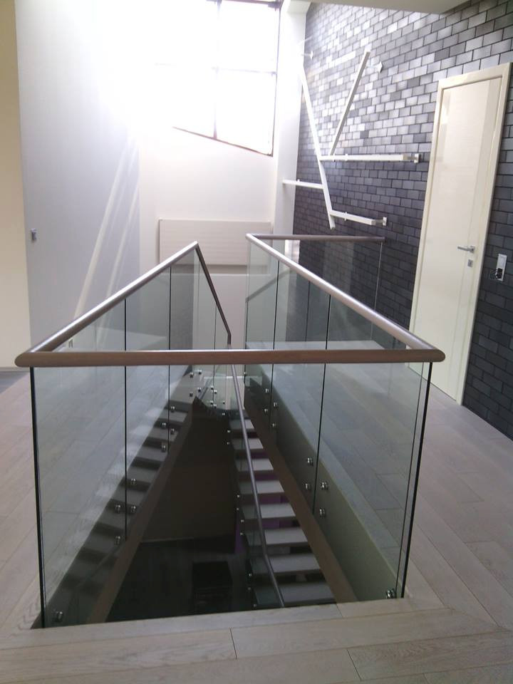 Лестница на тетивах и стеклянные перила