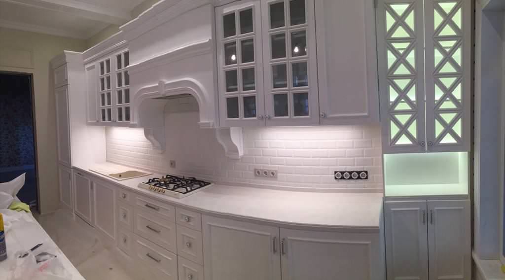 Кухня в белом цвете в загородном коттедже