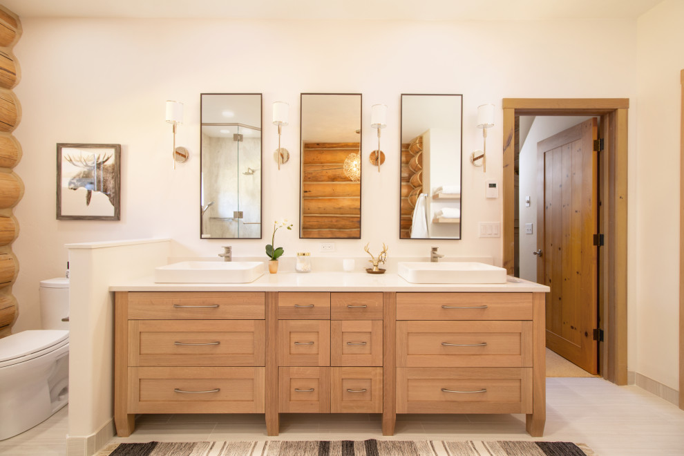 Idée de décoration pour une grande salle de bain principale sud-ouest américain en bois clair avec un placard à porte shaker, un plan de toilette en quartz, un plan de toilette blanc, meuble double vasque et meuble-lavabo encastré.