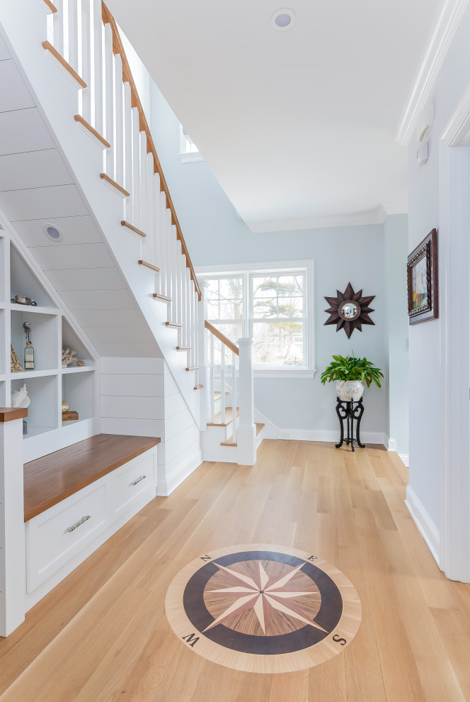 Стильный дизайн: лестница в морском стиле с кладовкой или шкафом под ней - последний тренд