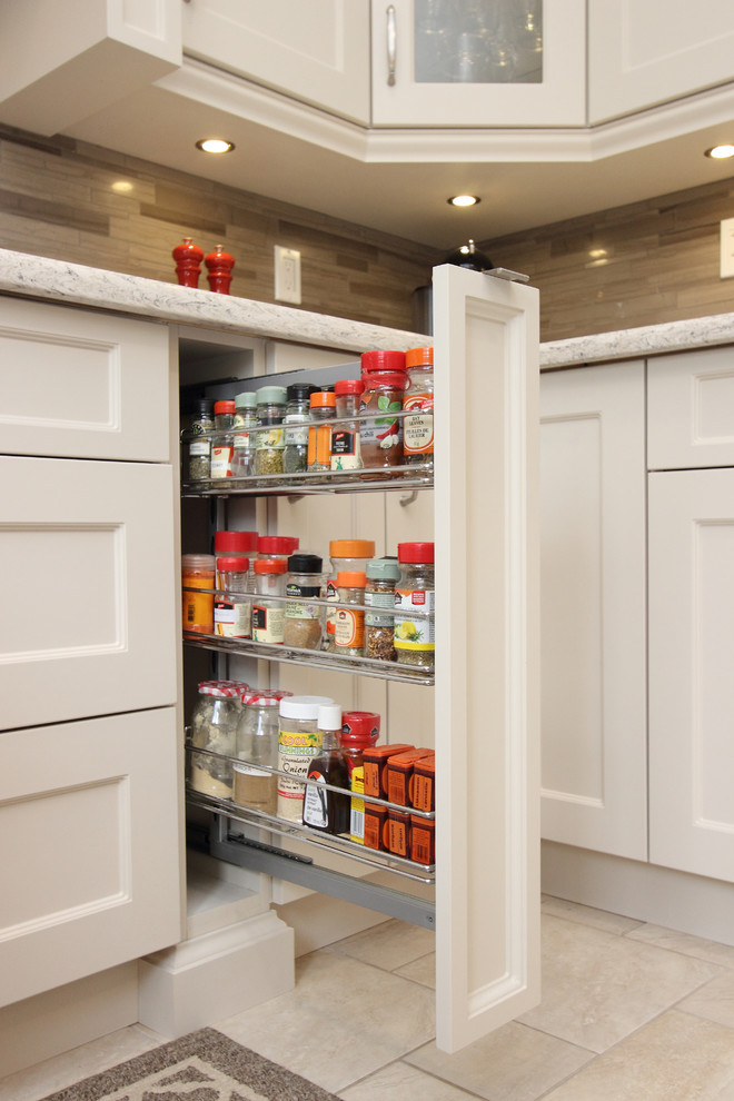 Kitchen - contemporary kitchen idea in Toronto