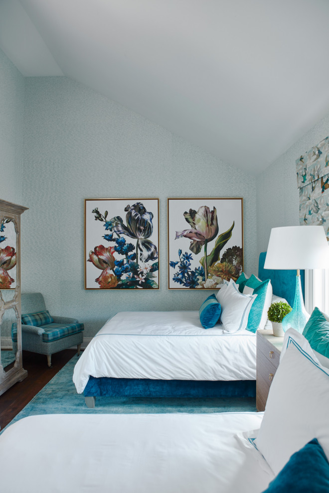Aménagement d'une très grande chambre campagne avec un mur bleu, un sol bleu, un plafond voûté et du papier peint.