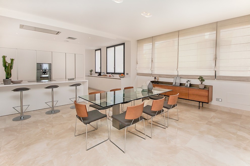 Foto de comedor de cocina moderno grande sin chimenea con paredes blancas y suelo de mármol