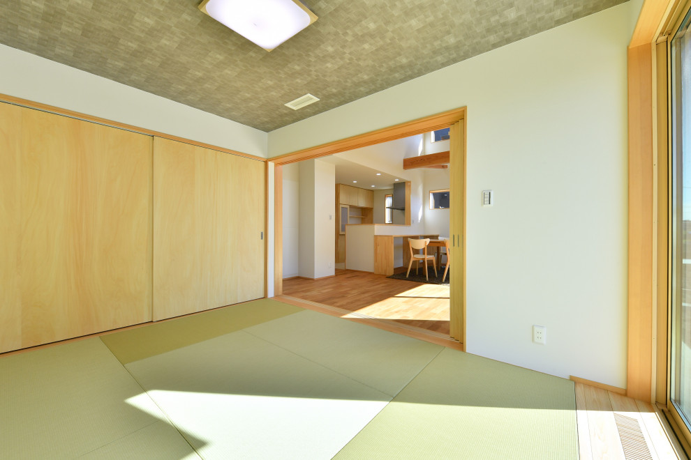 Inspiration pour une salle de séjour avec un mur blanc, un sol de tatami, aucune cheminée, un plafond en papier peint et du papier peint.