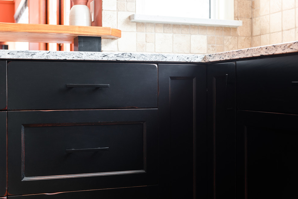Example of a mid-sized transitional u-shaped medium tone wood floor and brown floor eat-in kitchen design with an undermount sink, shaker cabinets, distressed cabinets, quartz countertops, white backsplash, travertine backsplash, stainless steel appliances, a peninsula and multicolored countertops