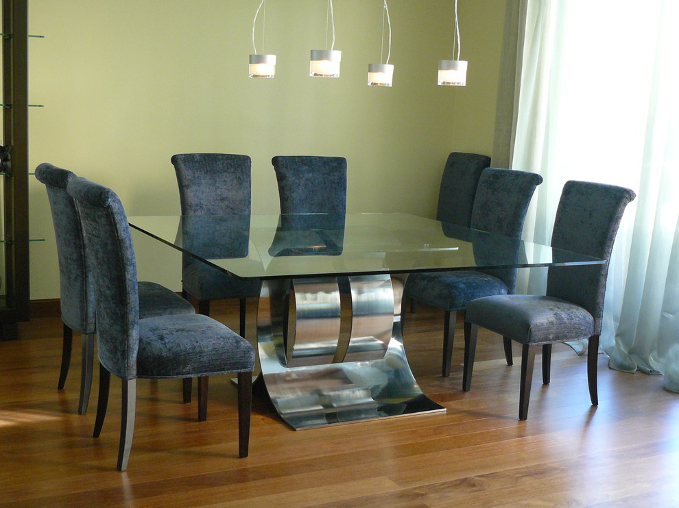 Design ideas for a transitional dining room in Madrid.