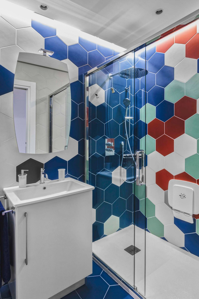 Design ideas for a contemporary bathroom in Bari.