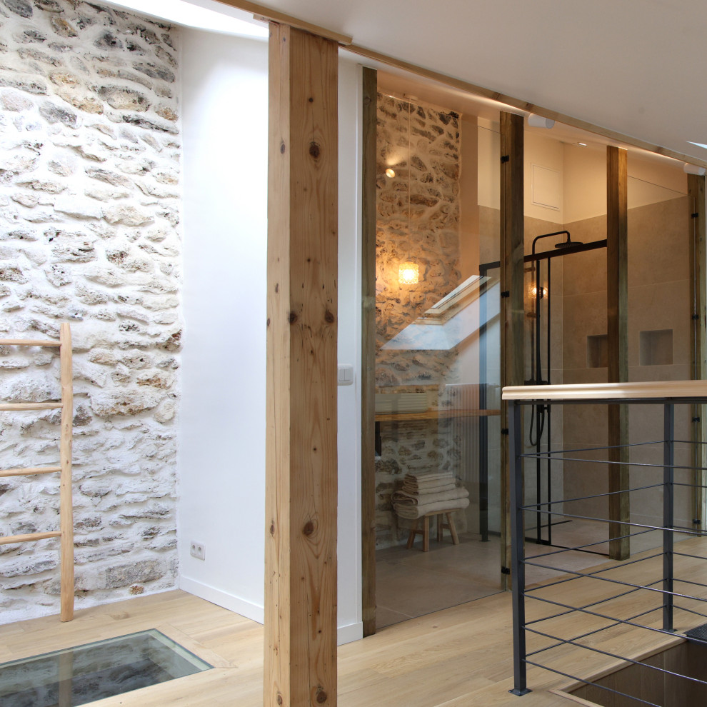 Salle d'eau?[Cette image montre salle d'eau With une douche à l'italienne, un carrelage gris, des carreaux de céramique, un sol en carrelage de céramique, une vasque, un plan de toilette en bois, une cabine de douche à porte coulissante, poutres apparentes and un mur en pierre.]:[Cette image montre salles d'eau With une douche à l'italienne, un carrelage gris, des carreaux de céramique, un sol en carrelage de céramique, une vasque, un plan de toilette en bois, une cabine de douche à porte coulissante, poutres apparentes and un mur en pierre.]