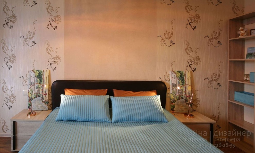 Пример оригинального дизайна: хозяйская спальня среднего размера в современном стиле с бежевыми стенами и паркетным полом среднего тона