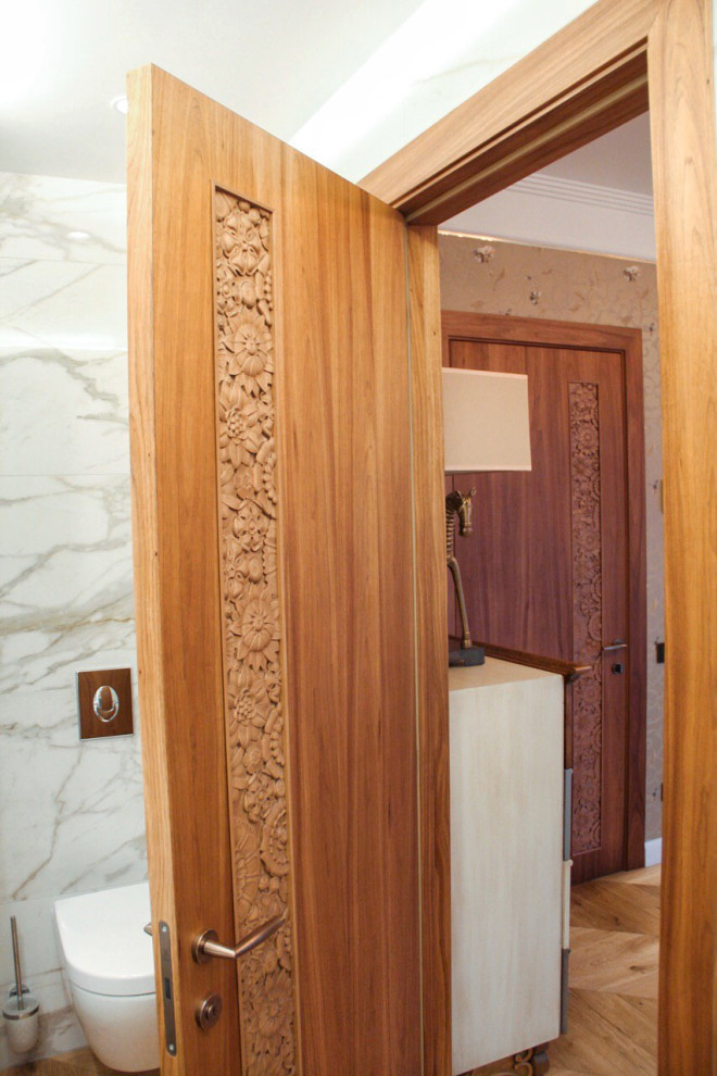 Двери с резьбой в спальню