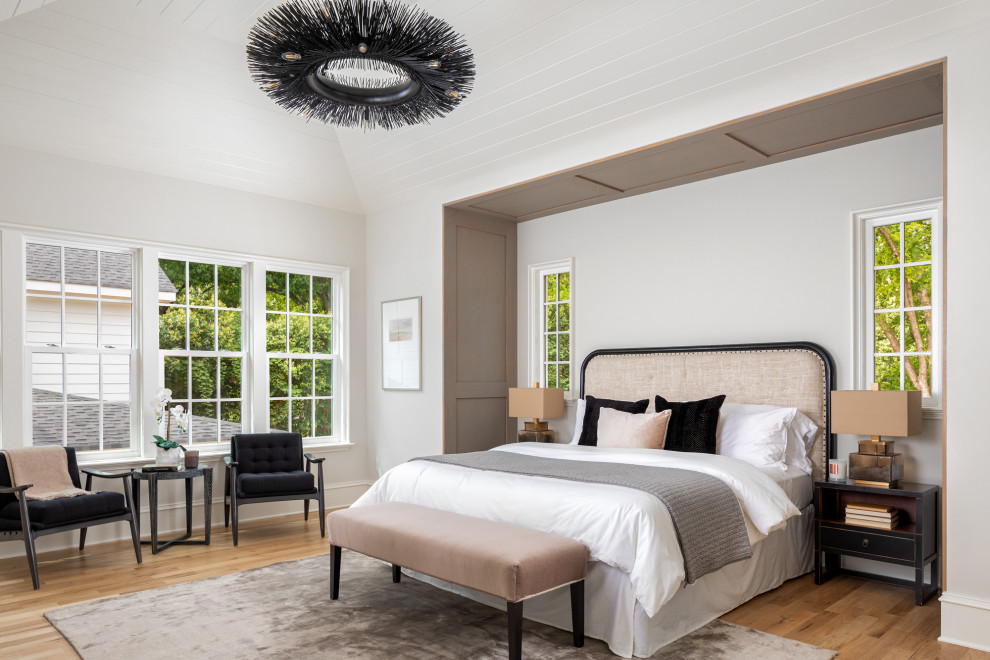 Idee per una camera da letto classica con pareti bianche, parquet chiaro e soffitto in perlinato