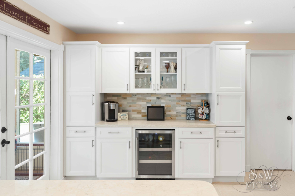 Kitchen - transitional kitchen idea in Orlando