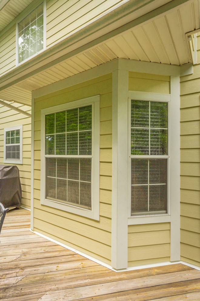 Inspiration for a mid-sized timeless side yard deck remodel with no cover