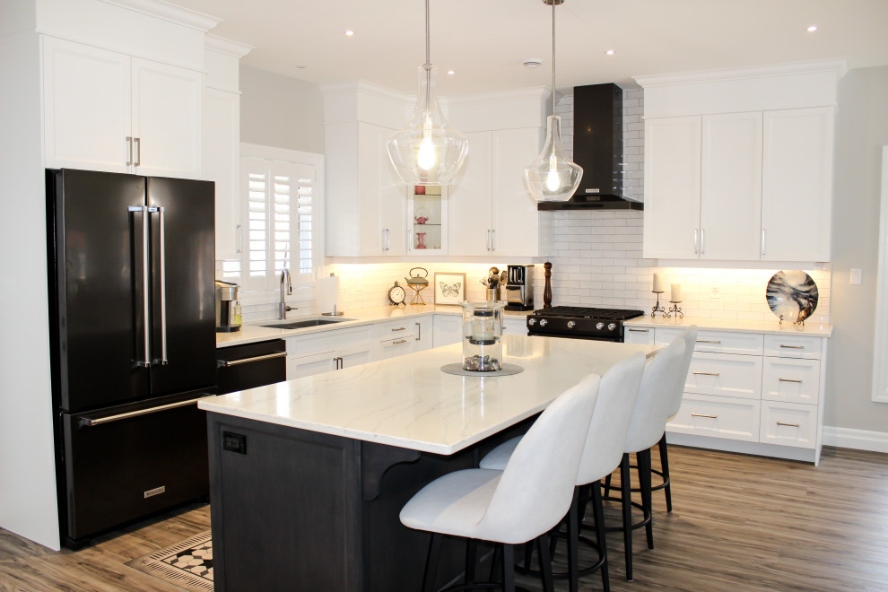 Kitchen - transitional kitchen idea in Toronto