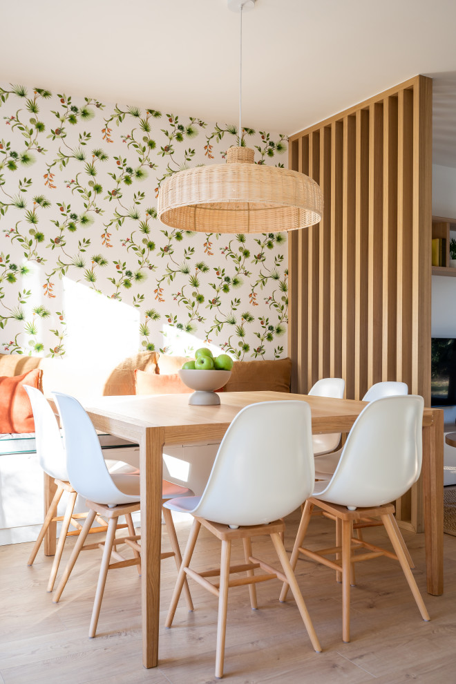 Inspiration pour une salle à manger style shabby chic avec une banquette d'angle et un mur multicolore.