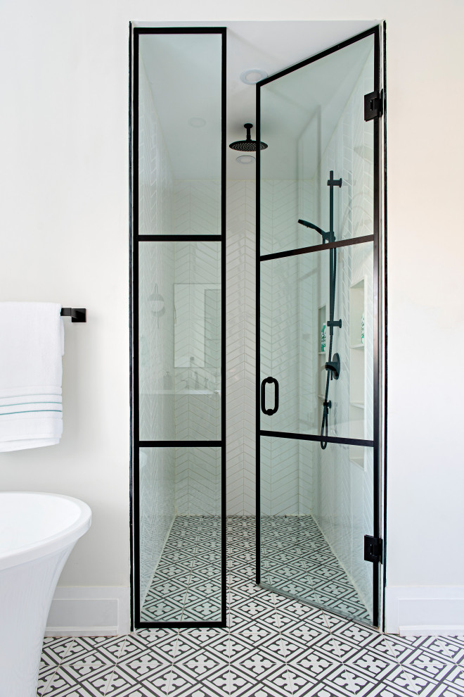 Photo of a country shower room bathroom in Toronto with a built-in shower, a two-piece toilet, porcelain tiles, porcelain flooring, grey floors, a hinged door and a wall niche.