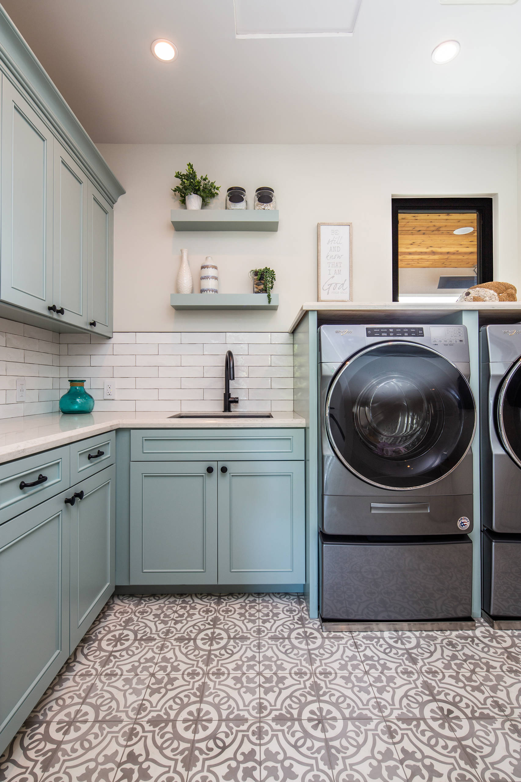 19 Beautiful Mid-Sized Laundry Room Pictures & Ideas - September