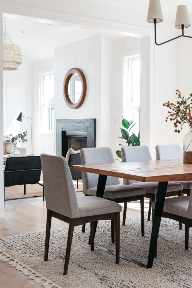 This is an example of a transitional dining room in Los Angeles.