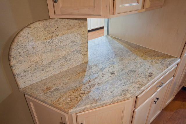 Kashmir Gold Granite In An Log Cabin In Owings Md Klassisch