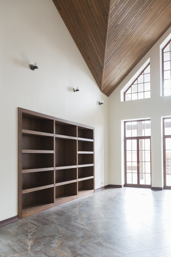 Встроенный открытый шкаф в каминной из дуба в масле