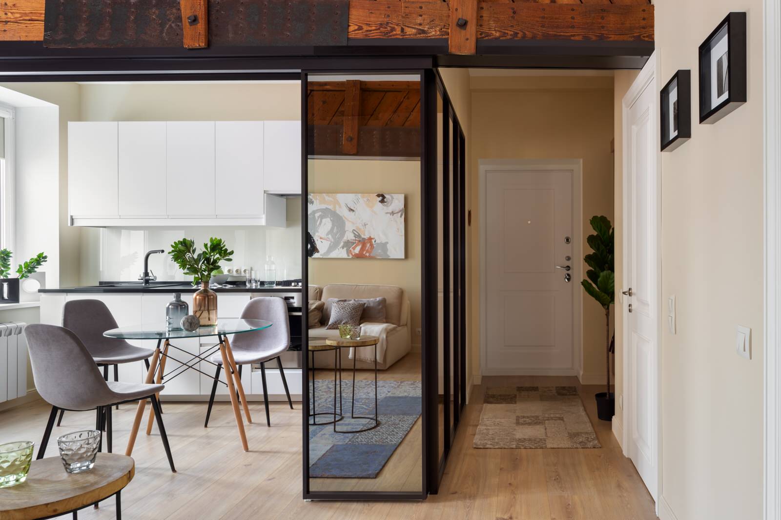 Реализация двухкомнатной квартиры в Малом Гнездниковском переулке.