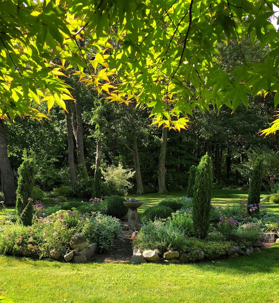 На фото: участок и сад в стиле кантри с