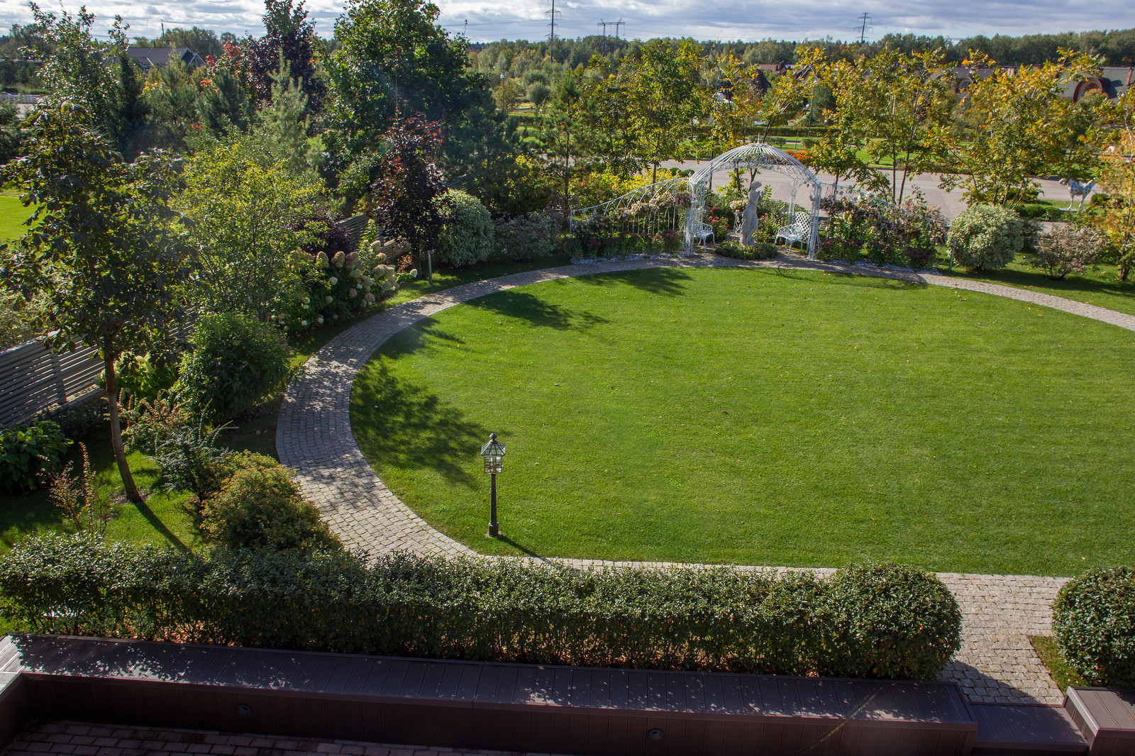 Сад на Пятницком шоссе.  Дизайнер Лариса Юрова