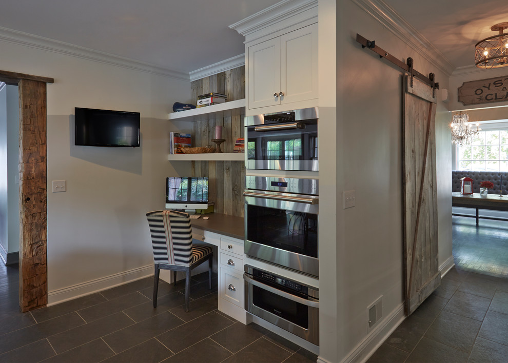 Kitchen - large kitchen idea in Chicago
