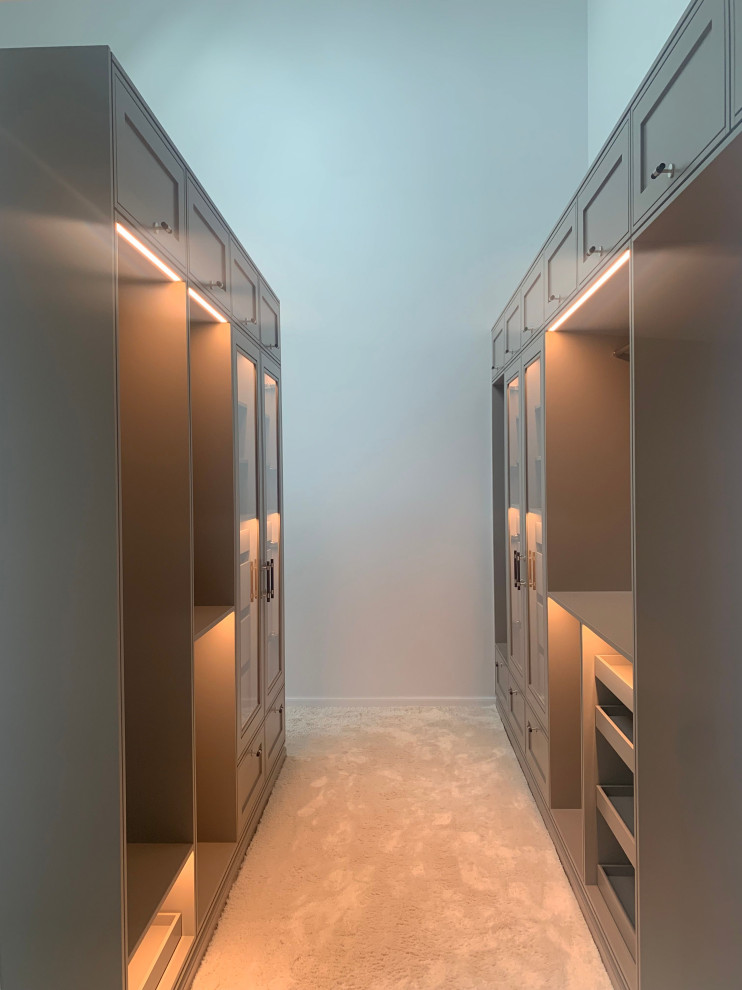 Idéer för att renovera ett mellanstort nordiskt walk-in-closet för könsneutrala, med luckor med glaspanel, grå skåp, heltäckningsmatta och vitt golv