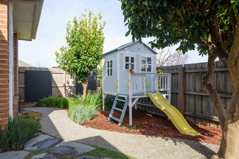 Immagine di un piccolo giardino xeriscape design esposto in pieno sole dietro casa in inverno con un ingresso o sentiero, recinzione in legno e pacciame