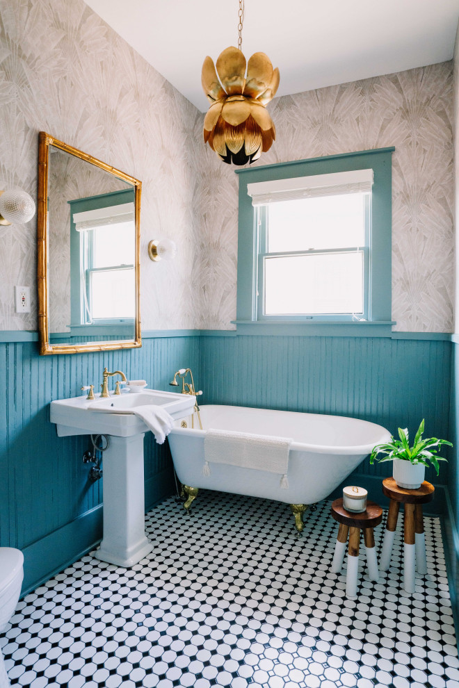 На фото: маленькая ванная комната в викторианском стиле с белыми фасадами, ванной на ножках, унитазом-моноблоком, синей плиткой, синими стенами, полом из керамической плитки, черным полом, белой столешницей, тумбой под одну раковину, напольной тумбой и обоями на стенах для на участке и в саду