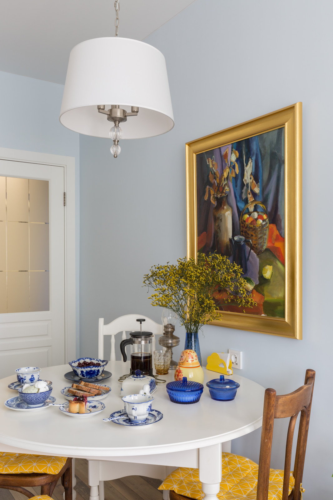 Кухня с латунным фартуком