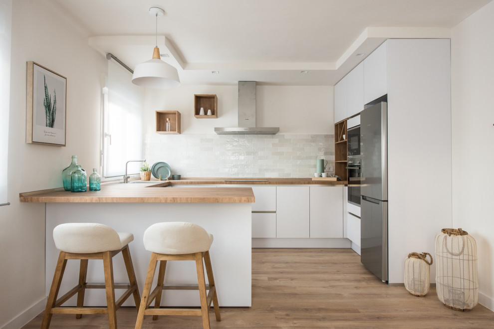 Design ideas for a beach style kitchen in Madrid.