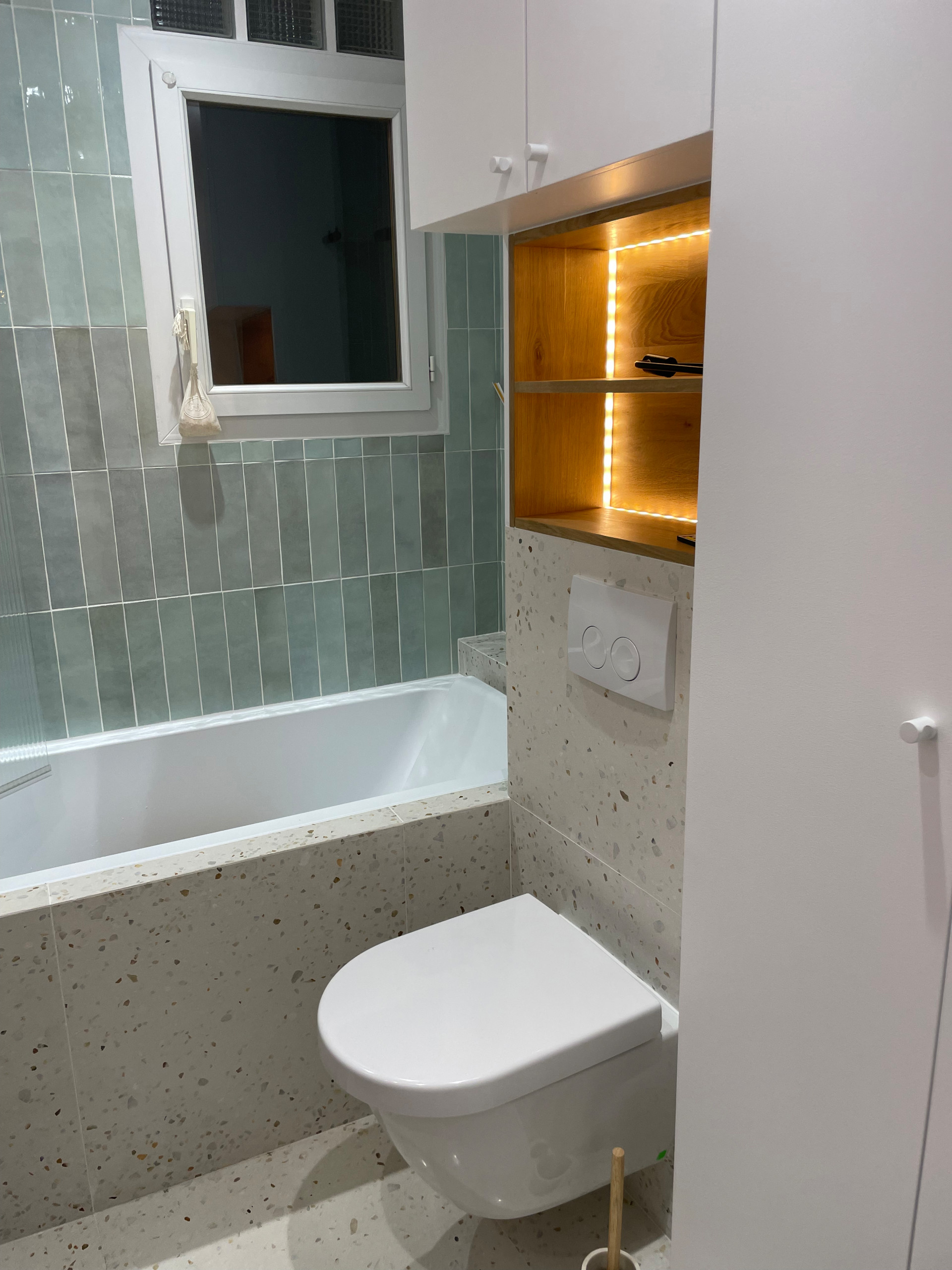 Rénovation de la salle de bain contemporaine avec touches scandinaves
