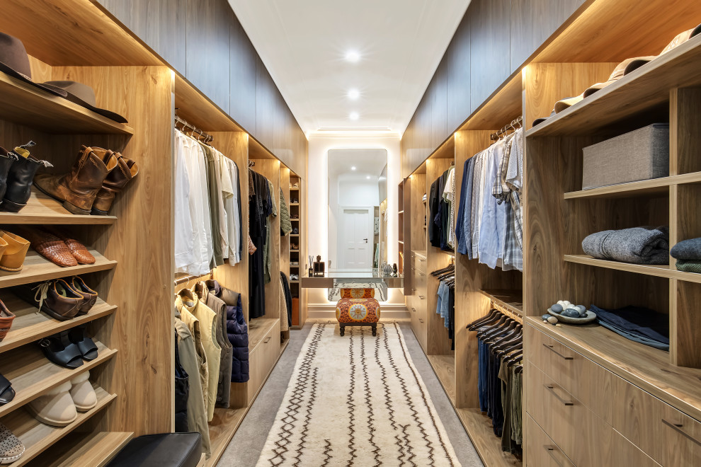 Großer, Neutraler Moderner Begehbarer Kleiderschrank mit flächenbündigen Schrankfronten, hellbraunen Holzschränken, Teppichboden und beigem Boden in Sydney
