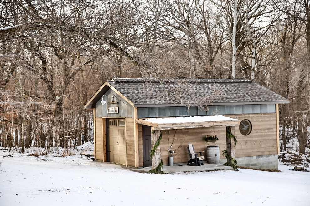 Example of a mid-sized mountain style home design design