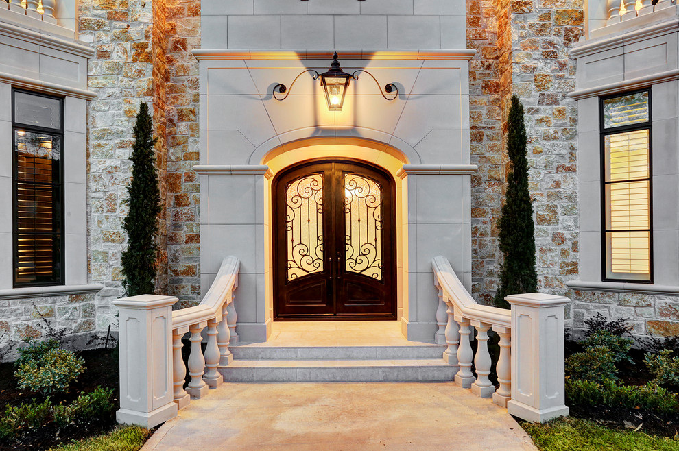 Photo of a traditional entryway in Houston.