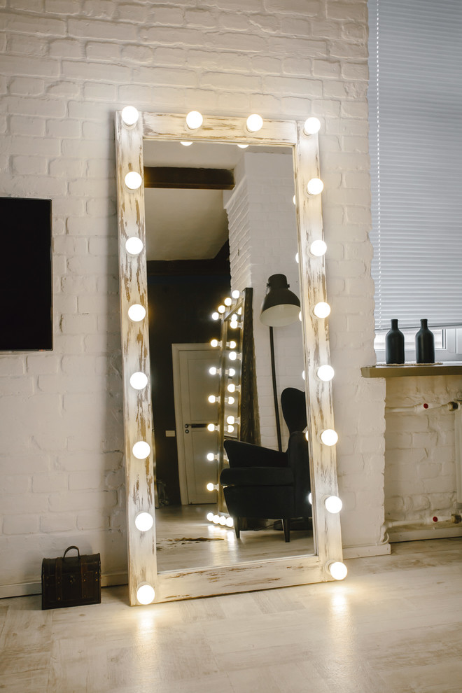 Гримерное зеркало с лампочками