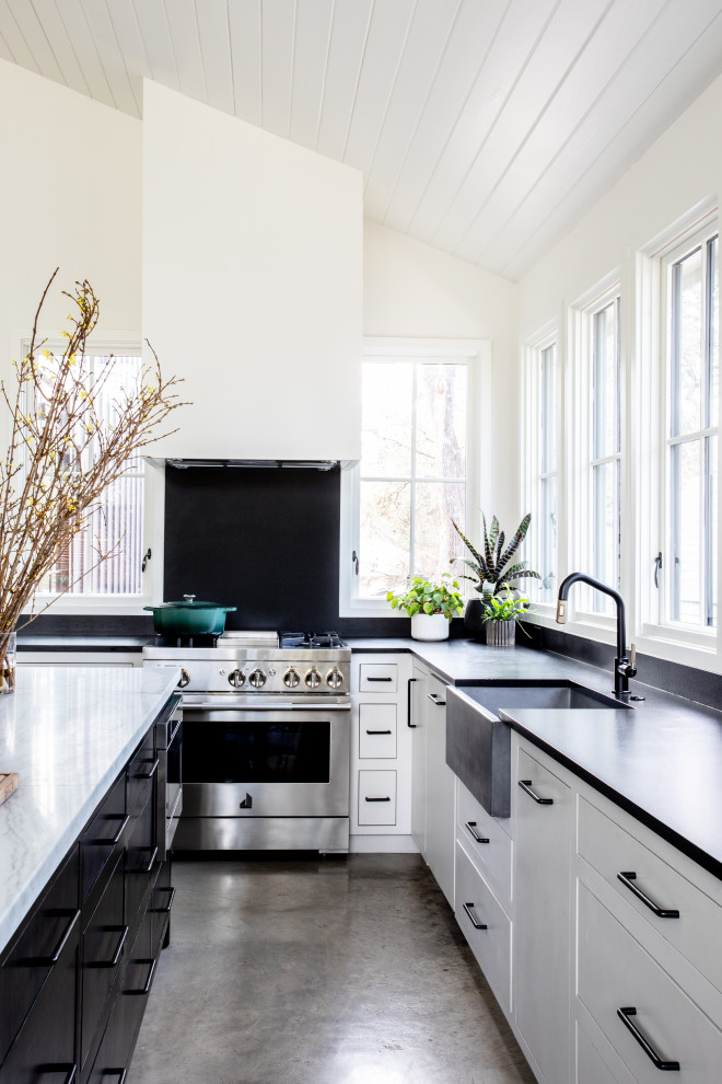 Kitchen - kitchen idea in Austin