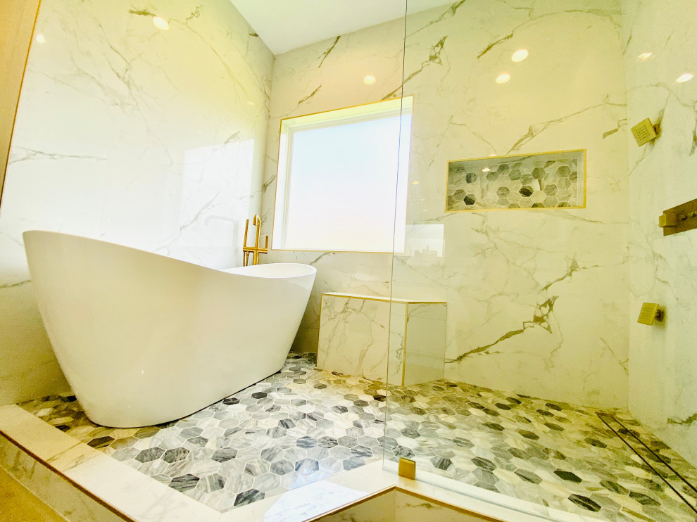 Стильный дизайн: большая главная ванная комната в викторианском стиле с фасадами с выступающей филенкой, белыми фасадами, отдельно стоящей ванной, душем над ванной, унитазом-моноблоком, серой плиткой, керамогранитной плиткой, серыми стенами, мраморным полом, врезной раковиной, столешницей из искусственного кварца, разноцветным полом, открытым душем, белой столешницей, сиденьем для душа, тумбой под две раковины и встроенной тумбой - последний тренд