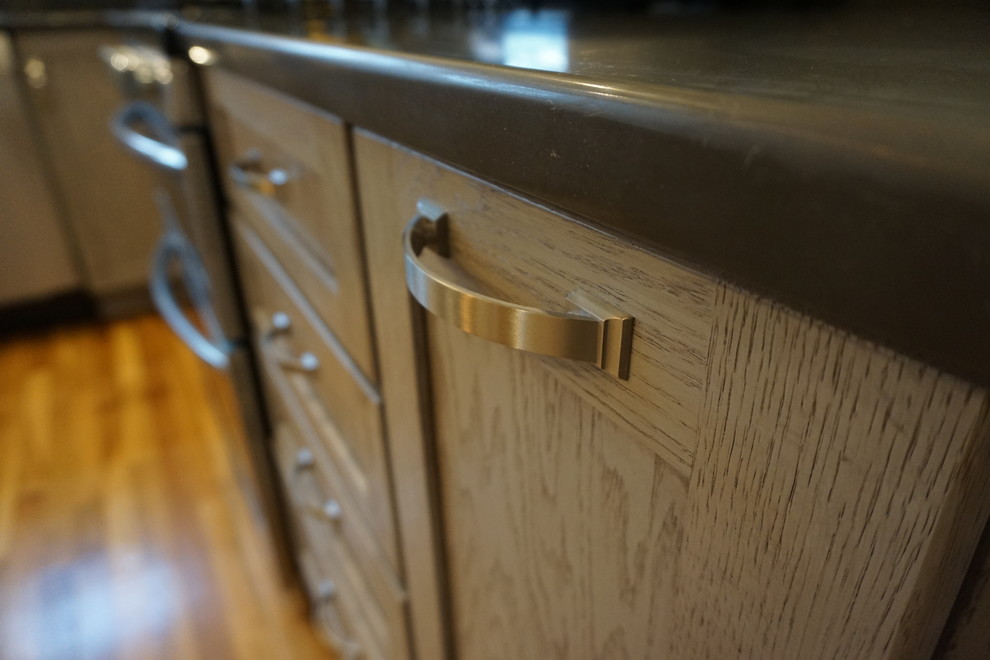 Eat-in kitchen - mid-sized transitional u-shaped medium tone wood floor eat-in kitchen idea in Boston with an undermount sink, shaker cabinets, gray cabinets, quartz countertops, black backsplash, stainless steel appliances and an island