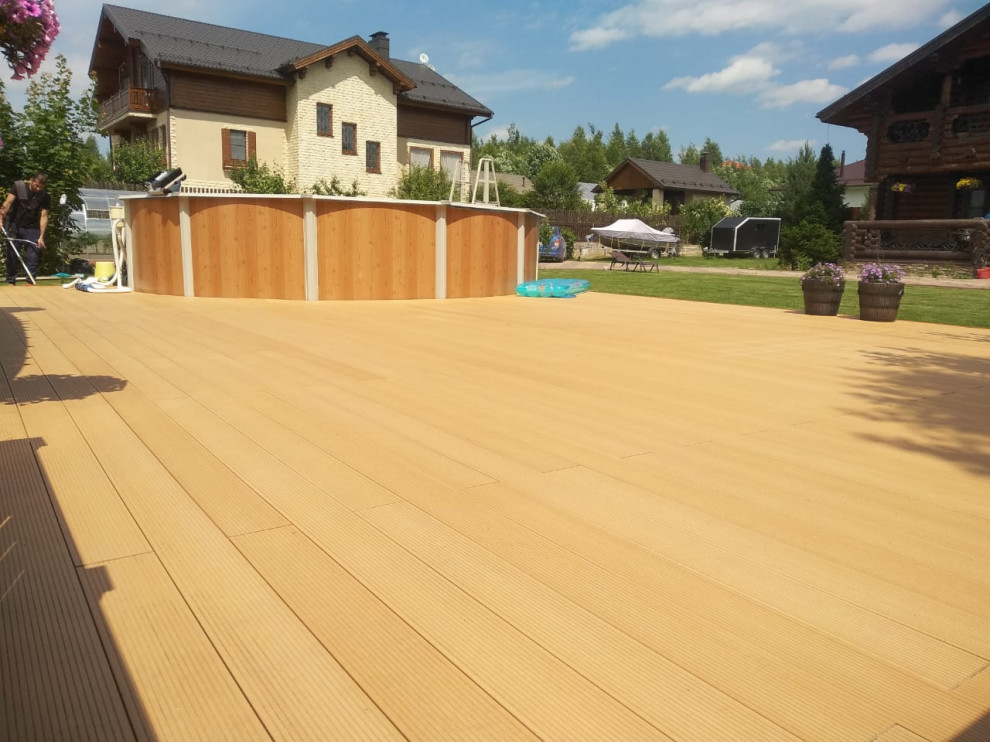 Террасная доска в лаунж-зоне у бассейна на объекте в ДНТ Бородино