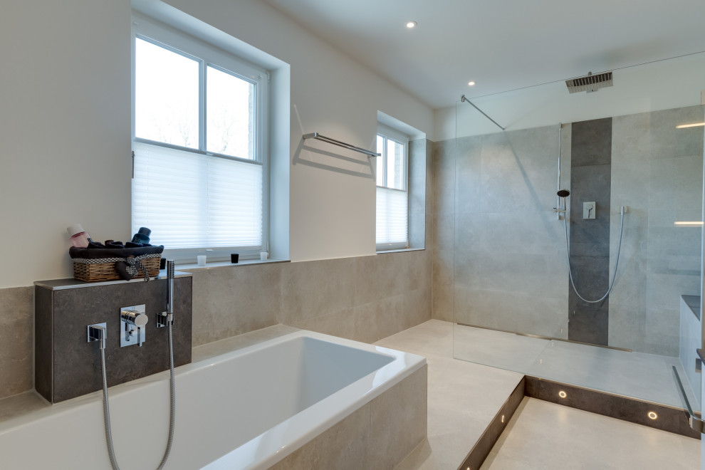 Exempel på ett stort klassiskt svart svart badrum med dusch, med släta luckor, vita skåp, ett badkar i en alkov, våtrum, en vägghängd toalettstol, grå kakel, keramikplattor, vita väggar, klinkergolv i keramik, ett fristående handfat, bänkskiva i kvartsit, grått golv och med dusch som är öppen
