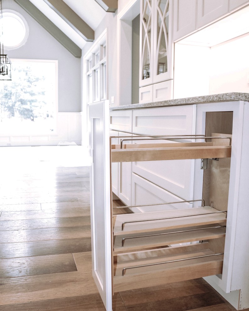 Example of a mountain style kitchen design in Chicago