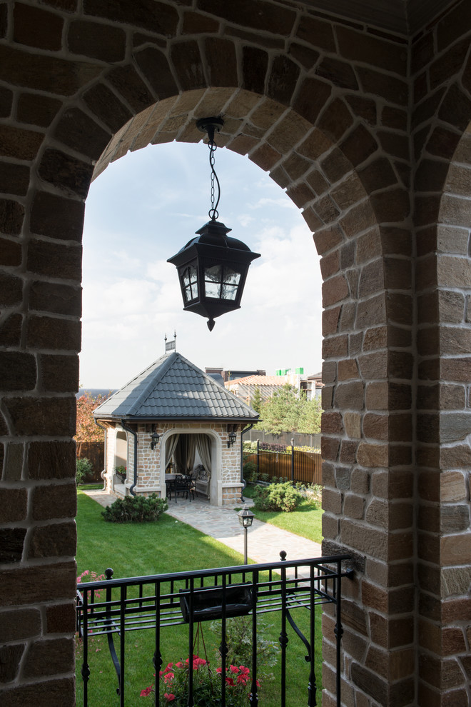 Вид с Главного крыльца дома на угловую беседку