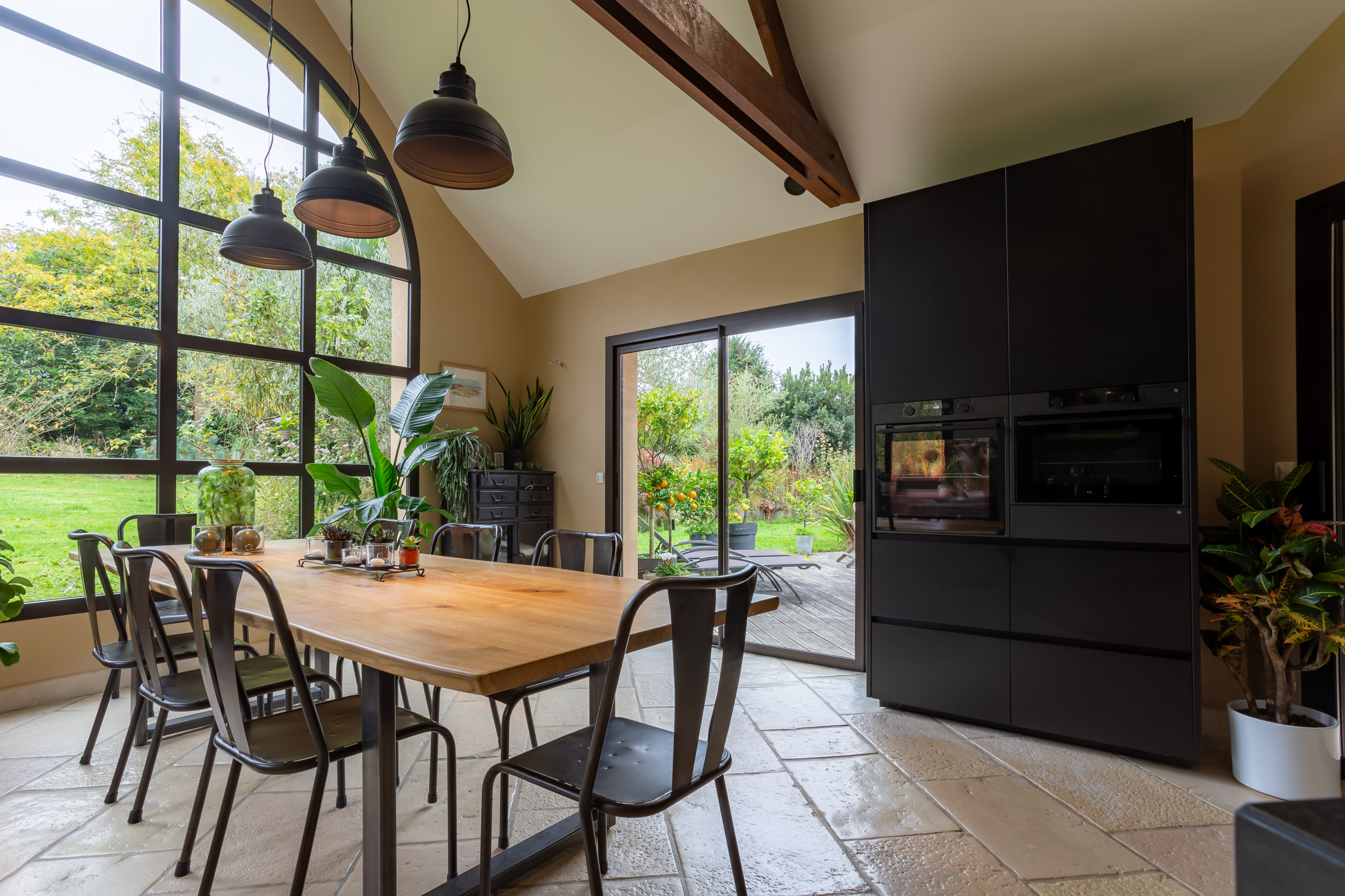 Réalisation d'une cuisine en bois dans un écrin végétal