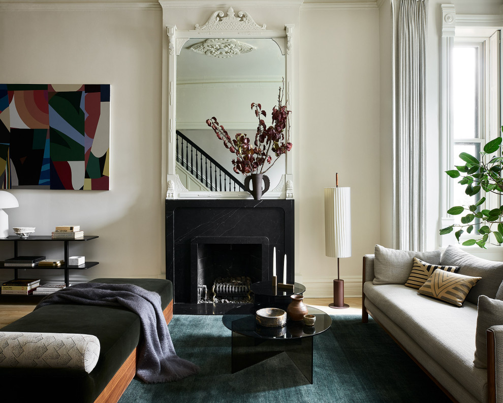 Ispirazione per un soggiorno classico con pareti beige, parquet chiaro, camino classico e pavimento beige